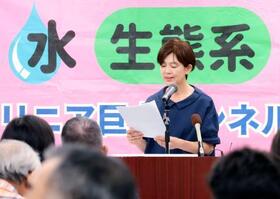 　静岡市で開かれたリニア中央新幹線の静岡工区着工に反対する市民集会。川勝平太前知事の声明文が読み上げられた＝１１日午後