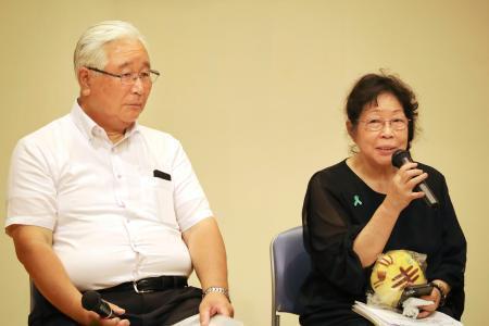 　市民集会で対談する石川一雄さんの妻早智子さん（右）と阪原弘さんの長男弘次さん＝１２日午後、埼玉県狭山市