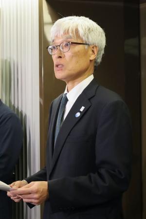 　金子国交相への報告後、取材に応じる成田国際空港会社の藤井直樹社長＝１３日午後、国交省