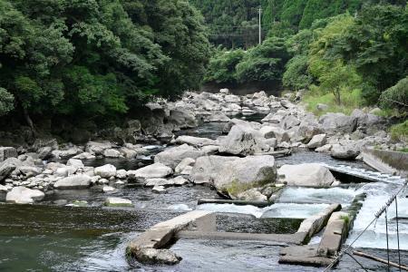 　遺体が見つかった鹿児島県霧島市の天降川＝１７日午後