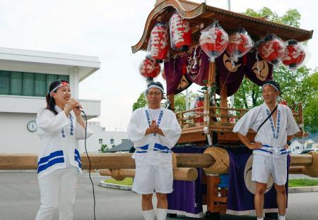 　京都府八幡市役所前で地元の祭り関係者らを激励する川田翔子市長（左）＝１７日午後