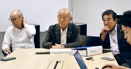 　菊池事件の再審請求で、３者協議後に記者会見する弁護団の徳田靖之弁護士（中央）＝１７日午後、福岡市