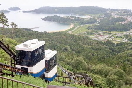 　宮城県気仙沼市の大島にある亀山の山頂と中腹を結ぶモノレール＝１８日午後