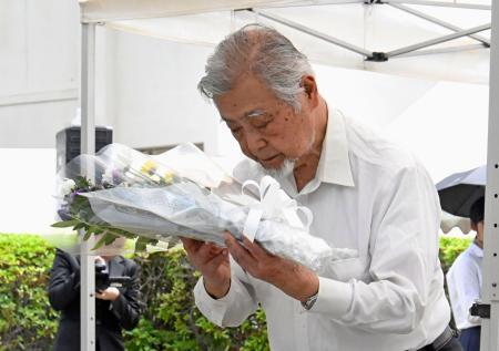 　旧制広島第一中学校で開かれた原爆死没者慰霊祭で献花する才木幹夫さん＝１９日午前、広島市