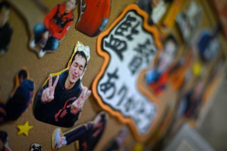 　犠牲になった高峰啓三さんの教え子たちが作った写真パネル。地元で小学生バレーボールチームの監督を務めていた