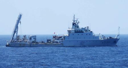 　沖縄県・尖閣諸島沖のＥＥＺで活動する中国の海洋調査船＝２１日（第１１管区海上保安本部提供）