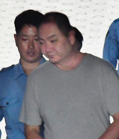 　東京空港署を出る王暁宇容疑者＝２１日