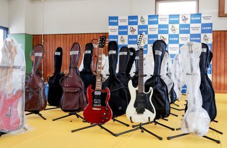 　押収されたギター＝２３日午後、京都・西京署