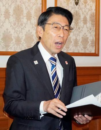 　報道陣の取材に応じる福岡県の服部誠太郎知事＝２４日午前、福岡県庁