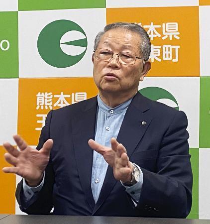 　昨年５月１２日、取材に応じる熊本県玉東町の前田移津行町長＝玉東町役場