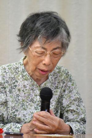 　記者会見する空襲連の河合節子さん＝２４日午後、厚労省