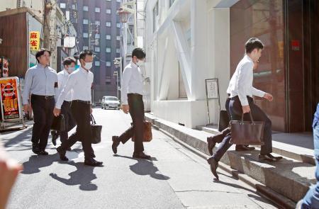 　家宅捜索のため日本政策金融公庫名古屋支店に入る愛知県警の捜査員＝２５日午前９時、名古屋市
