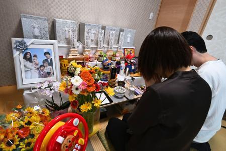 　祭壇に手を合わせる、亡くなった松本幸司さんの姉（手前）と妻恵梨子さんの兄＝２５日午後、静岡県袋井市（代表撮影）