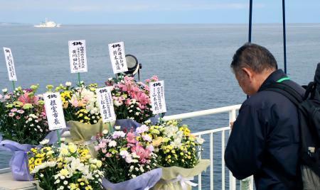 　北方領土を望む航路で祈る「洋上慰霊」の参加者＝２５日午後（代表撮影）