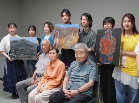 　被爆者３人（前列）の証言を聞き絵に描いた九州産業大の学生たち＝２６日午前、福岡市