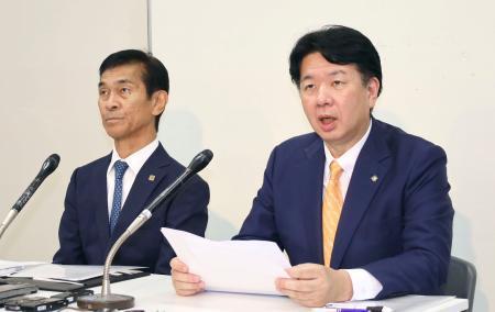 　記者会見する福岡県の吉松源昭県議（右）と江藤秀之県議＝２７日午前、福岡県庁