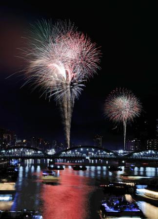 　東京・下町の夏の風物詩、隅田川花火大会で打ち上げられた花火。猛暑となった都心の夜空を大輪が彩った＝２５日夜（多重露光）