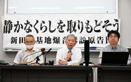 　航空自衛隊新田原基地の騒音を巡る訴訟の提訴後、記者会見する原告側弁護団＝２７日午後、宮崎市