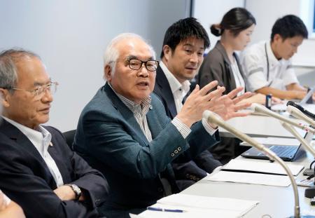 　判決後、記者会見する原告側弁護団の斉藤誠弁護士（左から２人目）ら＝２７日午後、福岡市