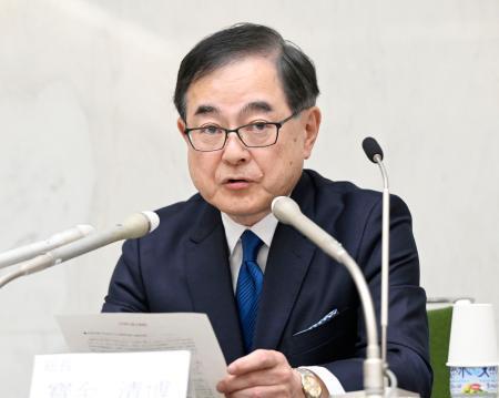 　アイヌの遺骨収集を巡り、記者会見で謝罪声明を読み上げる北海道大の宝金清博学長＝２７日午後、札幌市