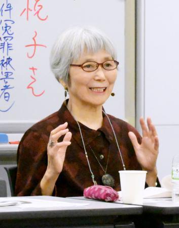 　龍谷大の公開講義で学生の質問に答える山田悦子さん＝２７日午後、京都市