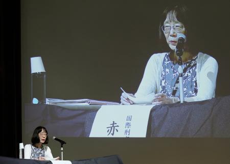 　講演するＩＣＣの赤根智子所長＝２７日午後、大阪市北区