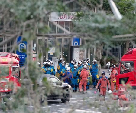 　爆発が起きた大型商業施設「イオンモール熊本」で活動する警察官や消防隊員ら＝２９日午前６時６分、熊本県嘉島町