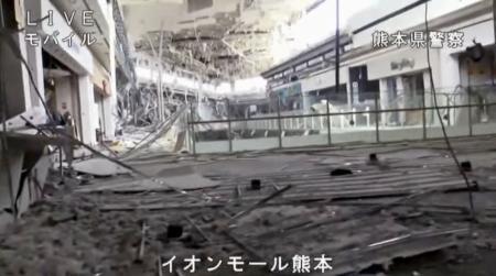 　イオンモール熊本で散乱するがれき＝２９日午前８時３０分ごろ、熊本県嘉島町（警察庁提供）