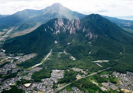 　表層部分が剥がれる被害が広範囲で確認された長崎県島原市の眉山＝２９日午後１時３２分（共同通信社ヘリから）