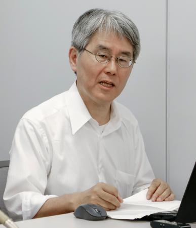 　建設アスベスト訴訟の判決後、記者会見する原告側の位田浩弁護士＝２９日午後、大阪市