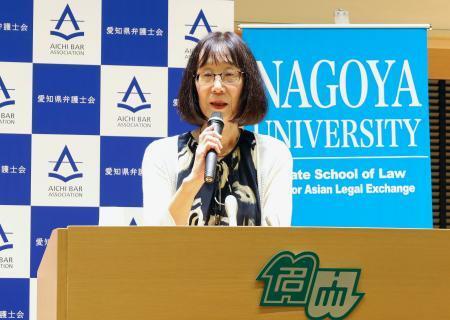 　名古屋大での講演後、取材に応じる国際刑事裁判所所長の赤根智子さん＝２９日午後、名古屋市