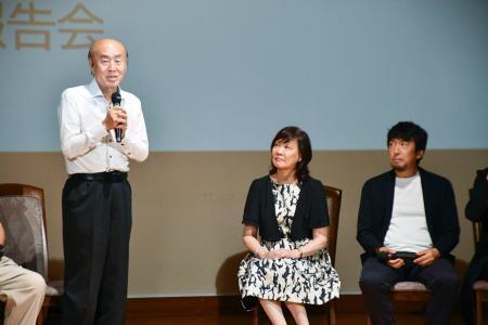 　報告会に登壇した（左から）佐々木雅弘さん、安倍昭恵さん、東条英利さん＝２９日午後、東京都品川区