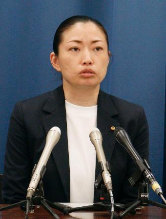 　提訴後に記者会見する埼玉県鶴ケ島市の福島恵美市議＝３０日午後、さいたま市