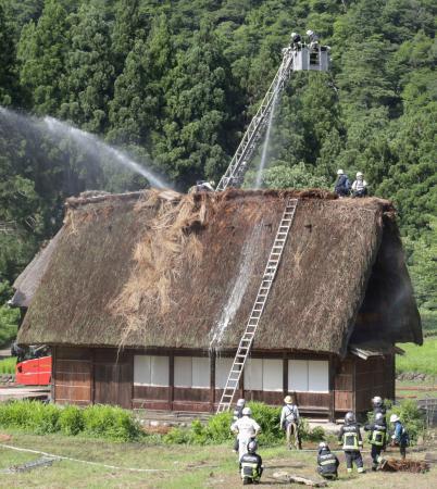 　火災があった世界文化遺産「白川郷・五箇山の合掌造り集落」を構成する建物の「塩硝の館」＝３０日午後３時３３分、富山県南砺市菅沼