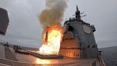 　米国沖の太平洋で２９日（現地時間２８日）、巡航ミサイル「トマホーク」を発射する海上自衛隊のイージス艦「ちょうかい」（防衛省提供）