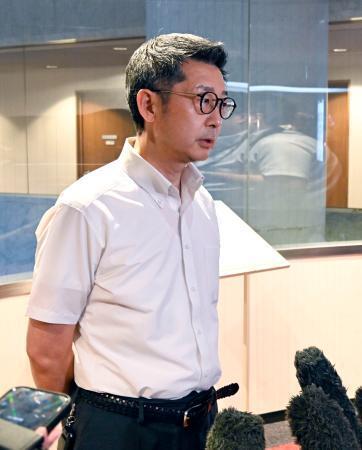 　記者団の取材に応じる自民党福岡県議団の松尾統章会長＝３０日午後、福岡市