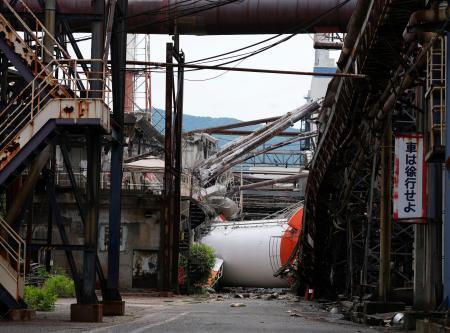 　地震で煙突が折れる被害を受けた日本製紙八代工場＝３０日午前１１時３７分、熊本県八代市