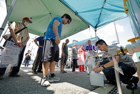 　熊本県氷川町役場で給水を受ける人たち＝３１日午前１０時１８分