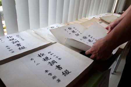 　平和記念公園内の広島国際会議場で公開された「原爆罹災者名簿」＝１日午前、広島市