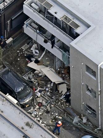 　爆発事故が起きた千葉県市川市のマンション＝１日午前９時３７分（共同通信社ヘリから）