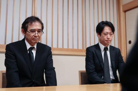 　大竹玖瑠美さんの通夜に訪れ親族と面会するテナント会社幹部＝２日夜、熊本市