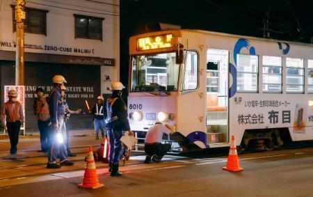 　女性と衝突した函館市電の車両＝２日深夜、北海道函館市
