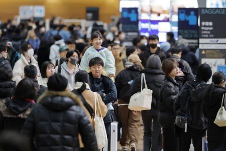 　２０２５年１２月２７日、年末年始の帰省ラッシュが本格化し、利用客で混雑する羽田空港の国内線出発ロビー