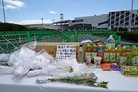 　爆発の起きた「イオンモール熊本」に設置された献花台＝５日午後、熊本県嘉島町