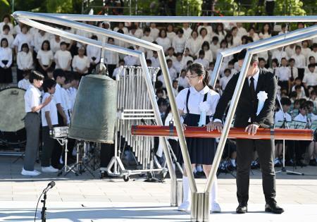 　平和記念式典で「平和の鐘」を鳴らす吉田祈璃さんら＝６日午前８時１５分、広島市中区