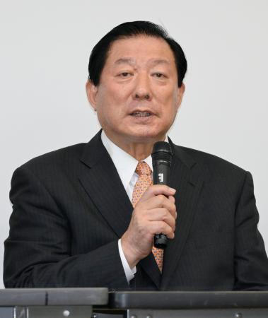 　記者会見で改めて無罪を主張する亀岡偉民被告＝６日午後、福島市