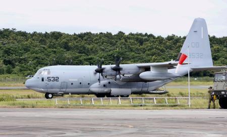 　救援物資を載せ自衛隊の高遊原分屯地に到着した米軍ＫＣ１３０輸送機＝９日午後、熊本県益城町