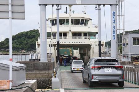 　熊本県天草市の牛深港に到着したフェリー。鹿児島県長島町の蔵之元港まで運航する＝７日