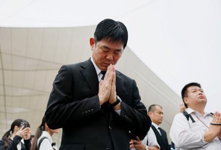 　平和祈念式典に出席後、平和祈念像前で手を合わせるサッカー日本代表の森保一監督＝９日午後、長崎市の平和公園