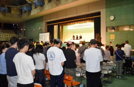 　原水協系の大会で、原爆犠牲者を悼み黙とうする参加者＝９日午前、長崎市